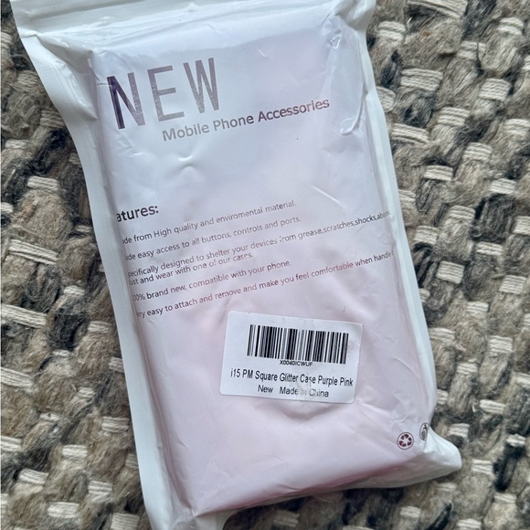 iPhone 15 square Glitter case w/ wrist strap. NWT - Picture 4 of 4